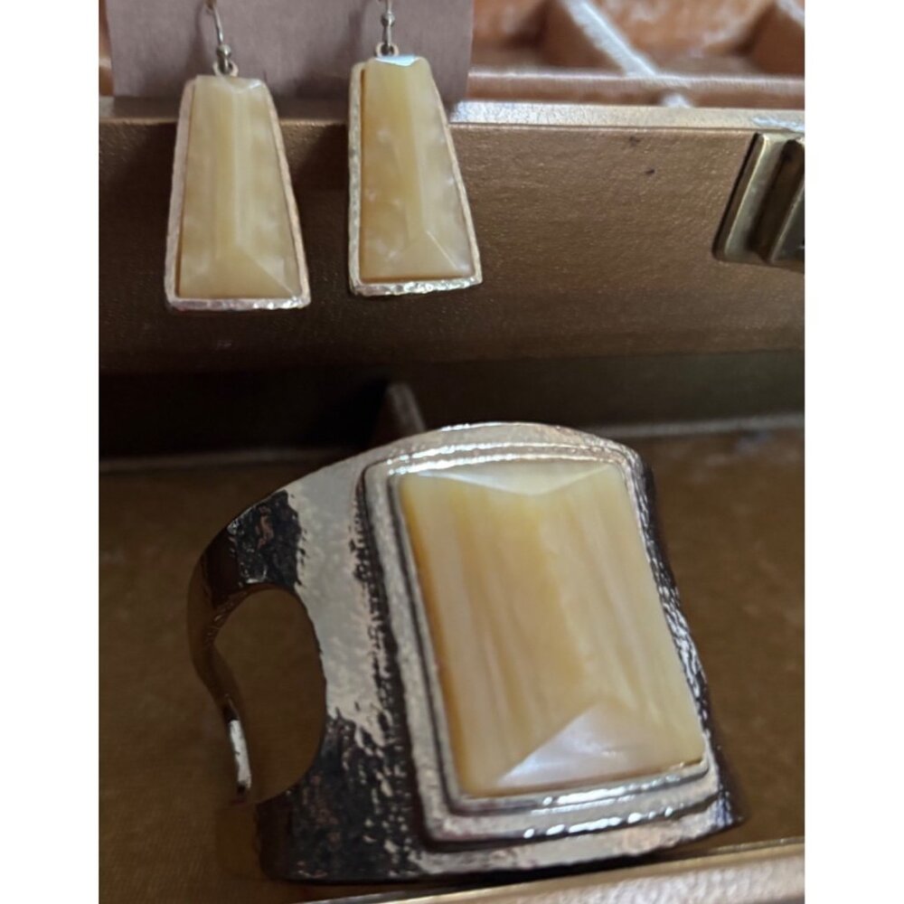 Vintage Gold-Tone Cuff Bracelet Earrings Set With Creamy Marble-Like Inlay